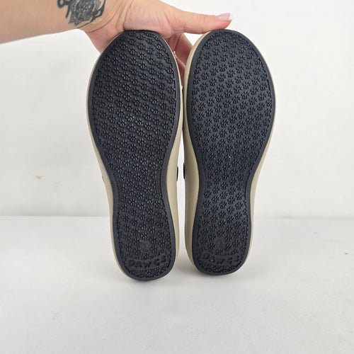 DAWGS Mary Jane Comfort Shoes Beige Taupe Black Strap Size 9