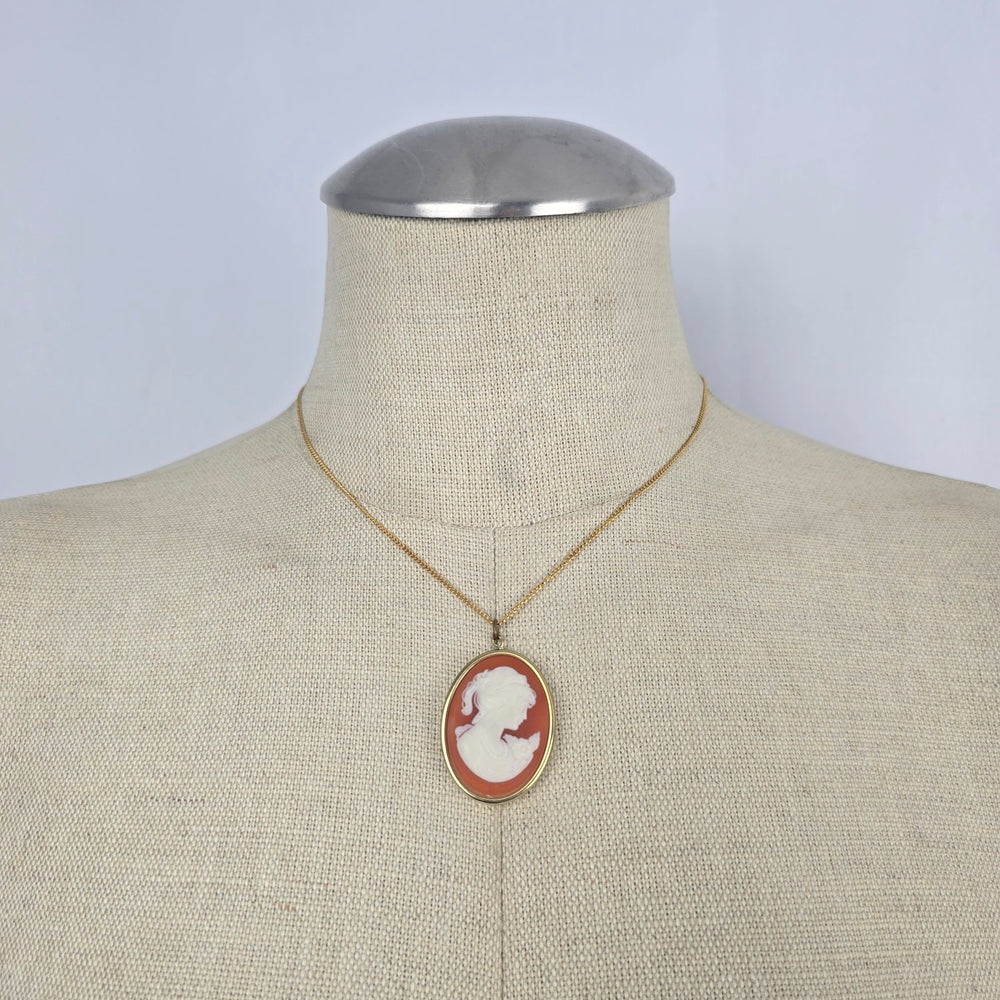 Vintage Gold Tone Cameo Pendant Necklace