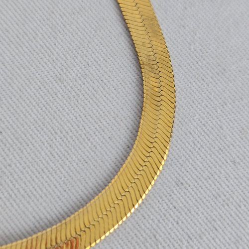 Vintage Gold Tone Crystal Herringbone Chain Necklace Jewelry
