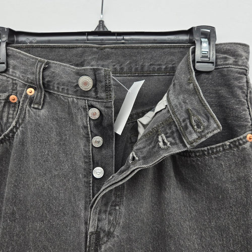 Levi’s Women’s Black Wash Straight Leg Jeans W30xL26