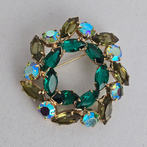 Vintage Emerald Green & Aurora Borealis Rhinestone Wreath Brooch – Gold Tone
