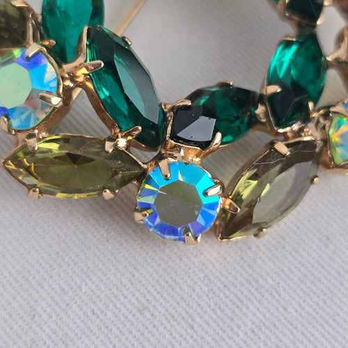 Vintage Emerald Green & Aurora Borealis Rhinestone Wreath Brooch – Gold Tone