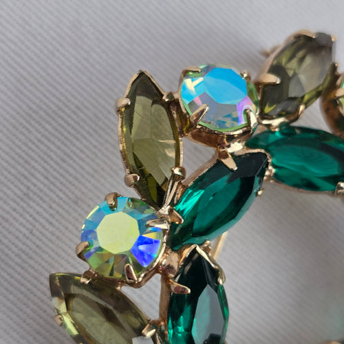 Vintage Emerald Green & Aurora Borealis Rhinestone Wreath Brooch – Gold Tone