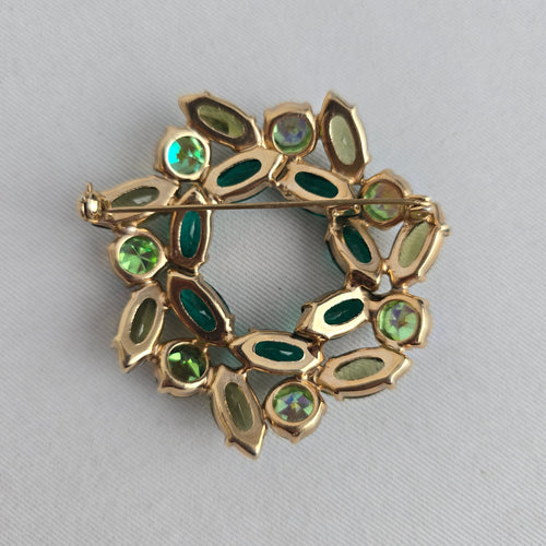 Vintage Emerald Green & Aurora Borealis Rhinestone Wreath Brooch – Gold Tone
