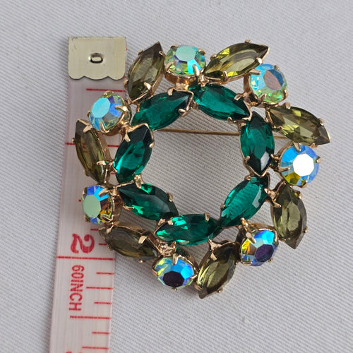 Vintage Emerald Green & Aurora Borealis Rhinestone Wreath Brooch – Gold Tone