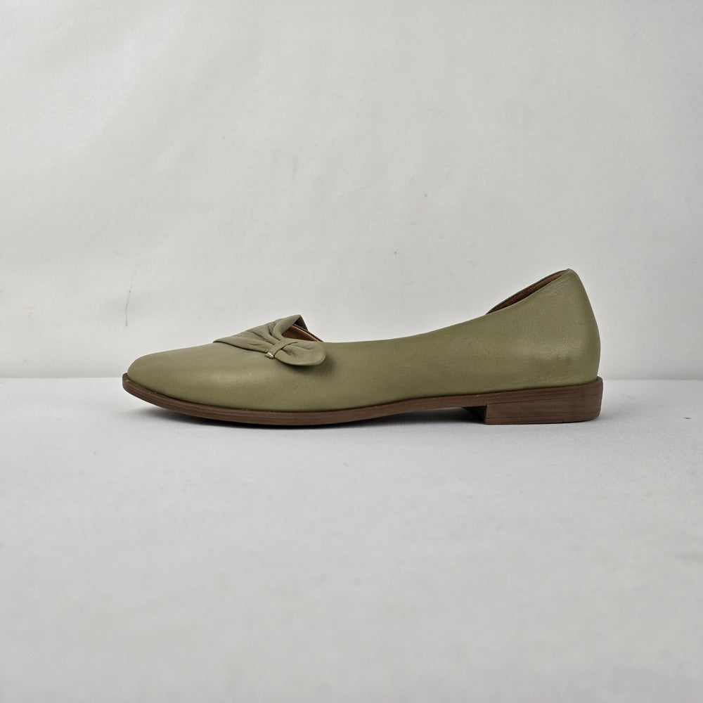 Bueno Women’s Sage Green Leather Pointed Toe Flats Size 39/8.5