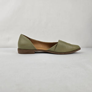 Bueno Women’s Sage Green Leather Pointed Toe Flats Size 39/8.5