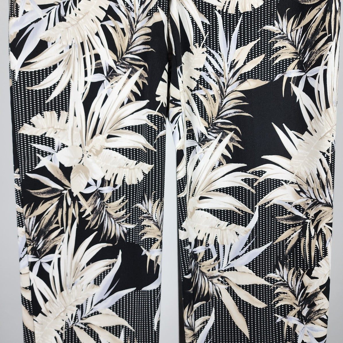 Frank Lyman Black Tropical Printed Skinny Pants Size M