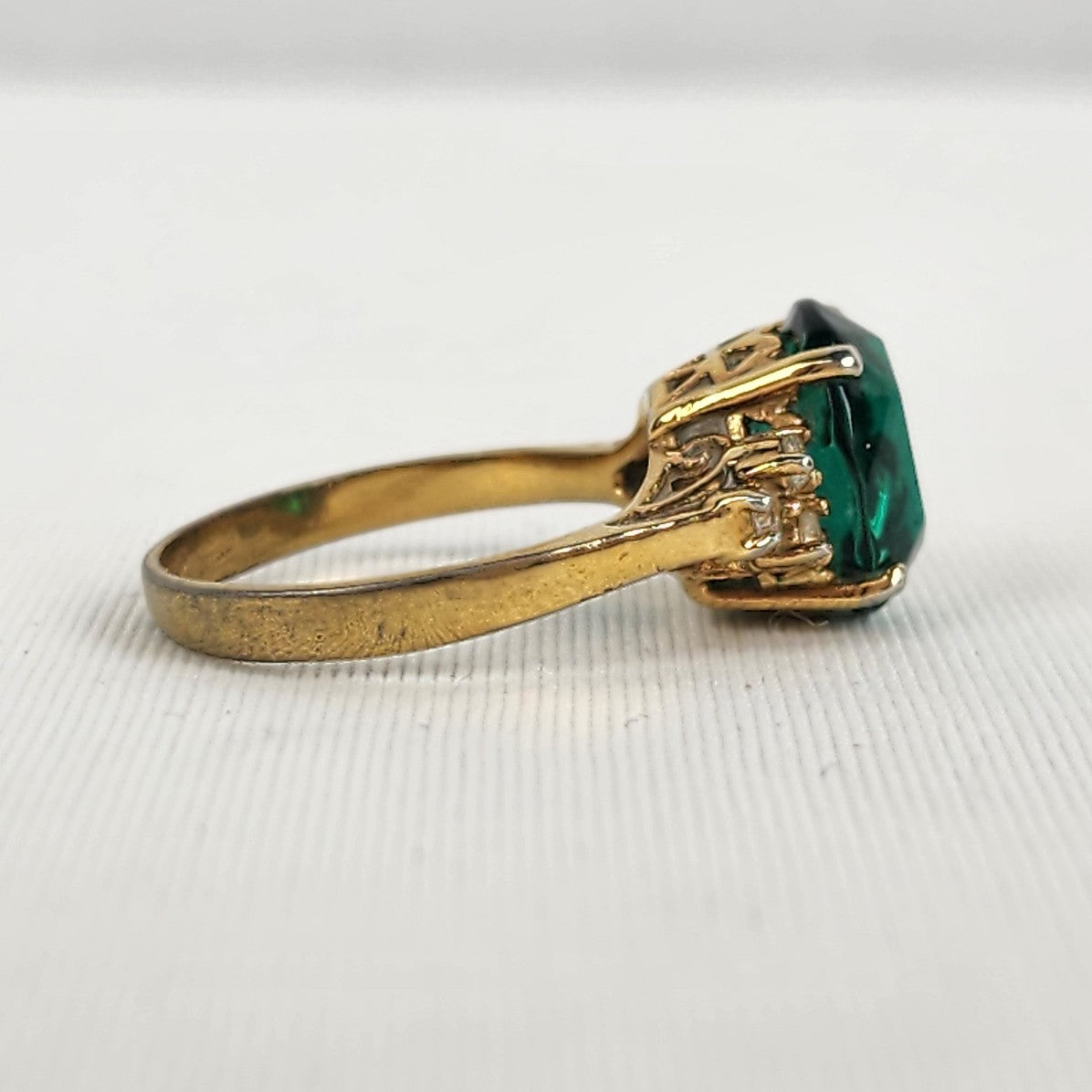 Vintage Gold Tone Green Gemstone Ring Size 8